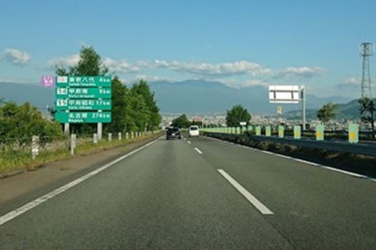 中央道最後の開通区間である一宮御坂IC周辺（画像：都野塚也）