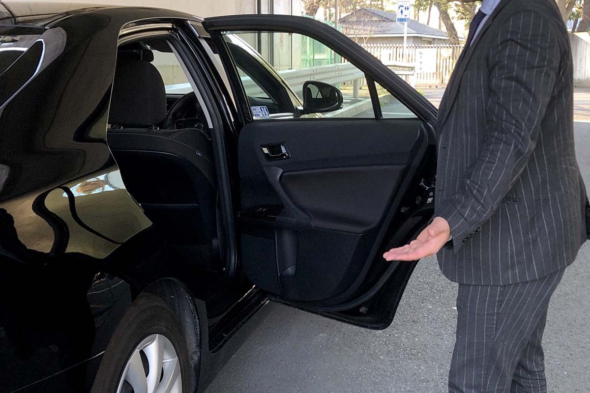 ハイヤーとドライバー(画像:写真AC)