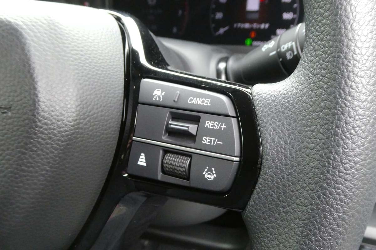 自動車のステアリングスイッチ(画像：写真AC)