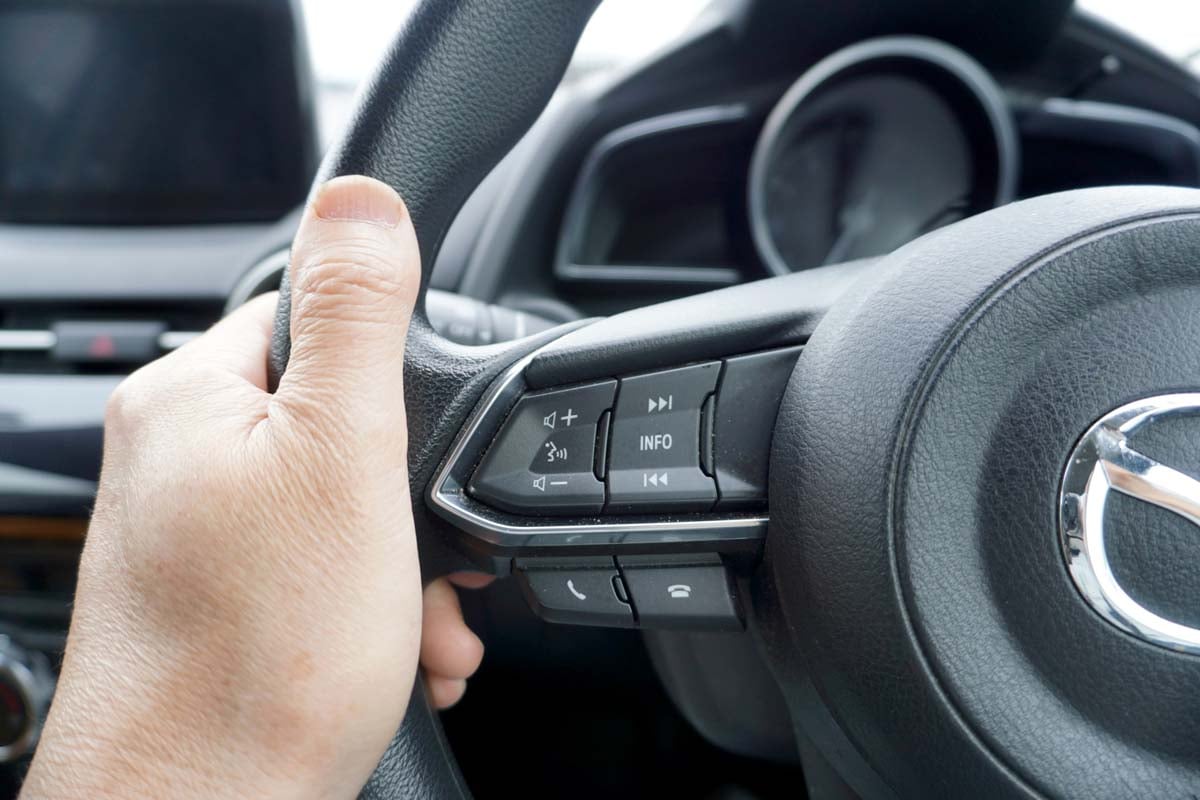 多機能化し、ステアリングから離さずとも直感的に操作できるようになった（画像：写真AC）