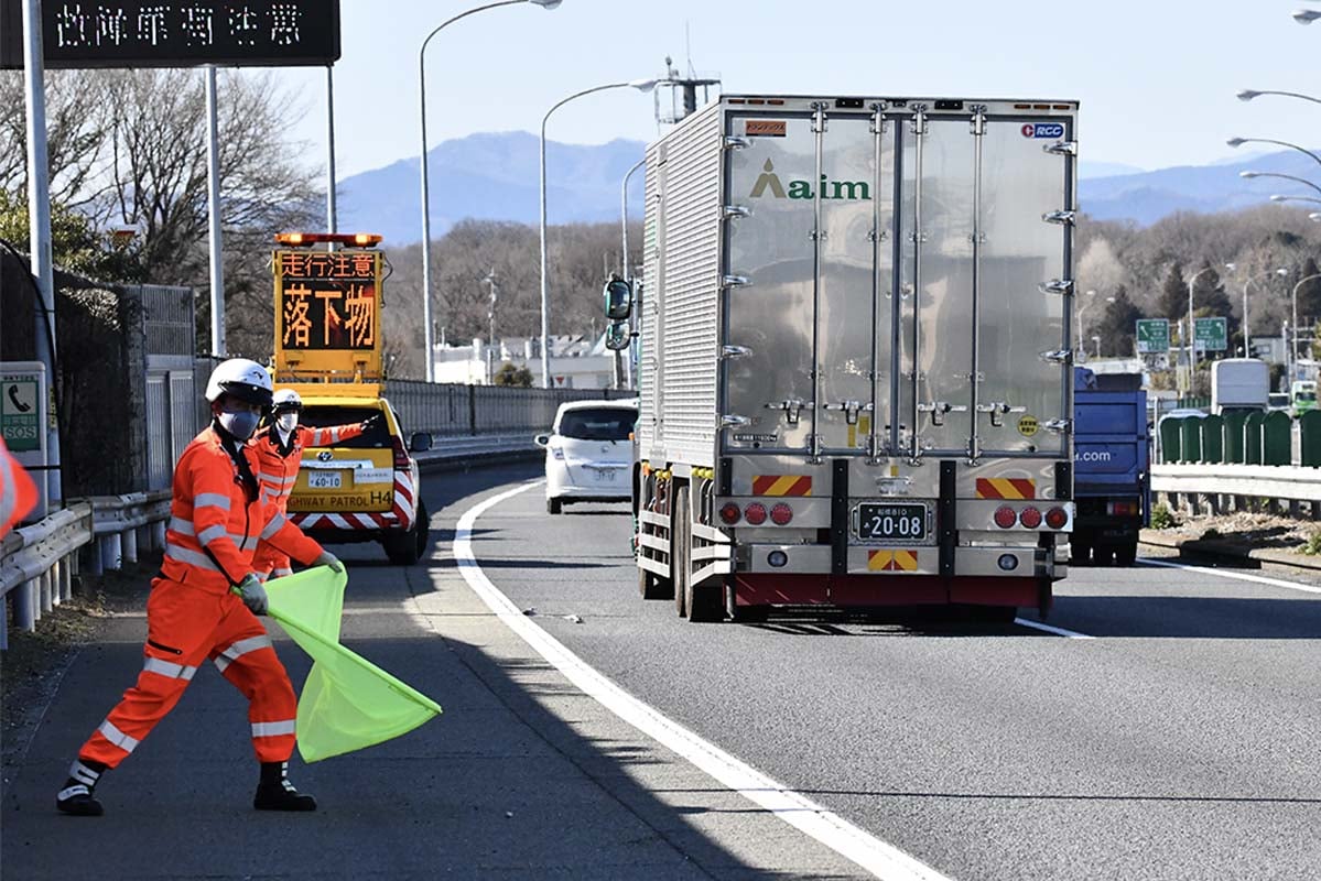 高速道路上で作業している様子（画像：中日本ハイウェイ・パトロール東京）