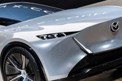 EVだけで「脱炭素」は可能なのか？ マツダが挑む「エンジン車延命」――燃料・制度の壁を越える挑戦とは