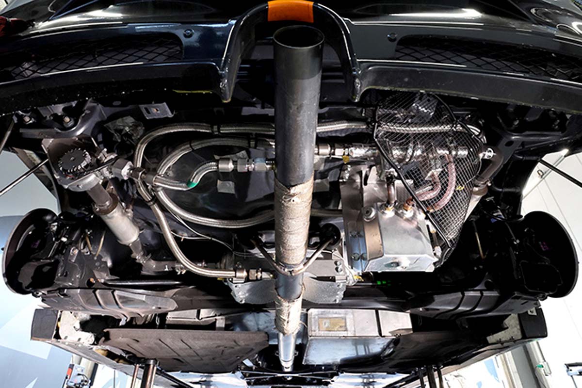 実証実験車両に搭載されているCO2回収装置（車両後方下部より撮影）（画像：マツダ）