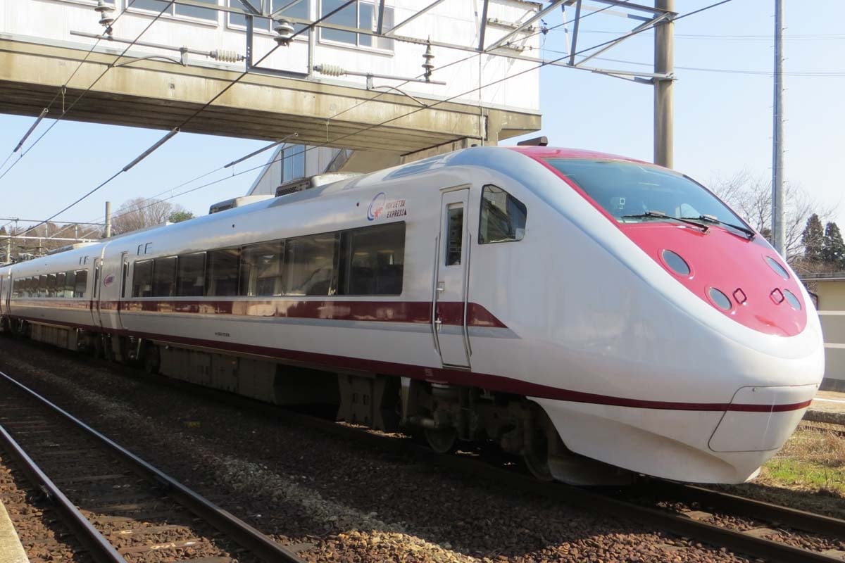 かつては北越急行のドル箱だった特急はくたか(画像:写真AC)