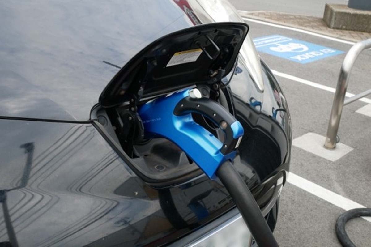 ADAS・EVが生んだ修理費のインフレ（画像：写真AC）