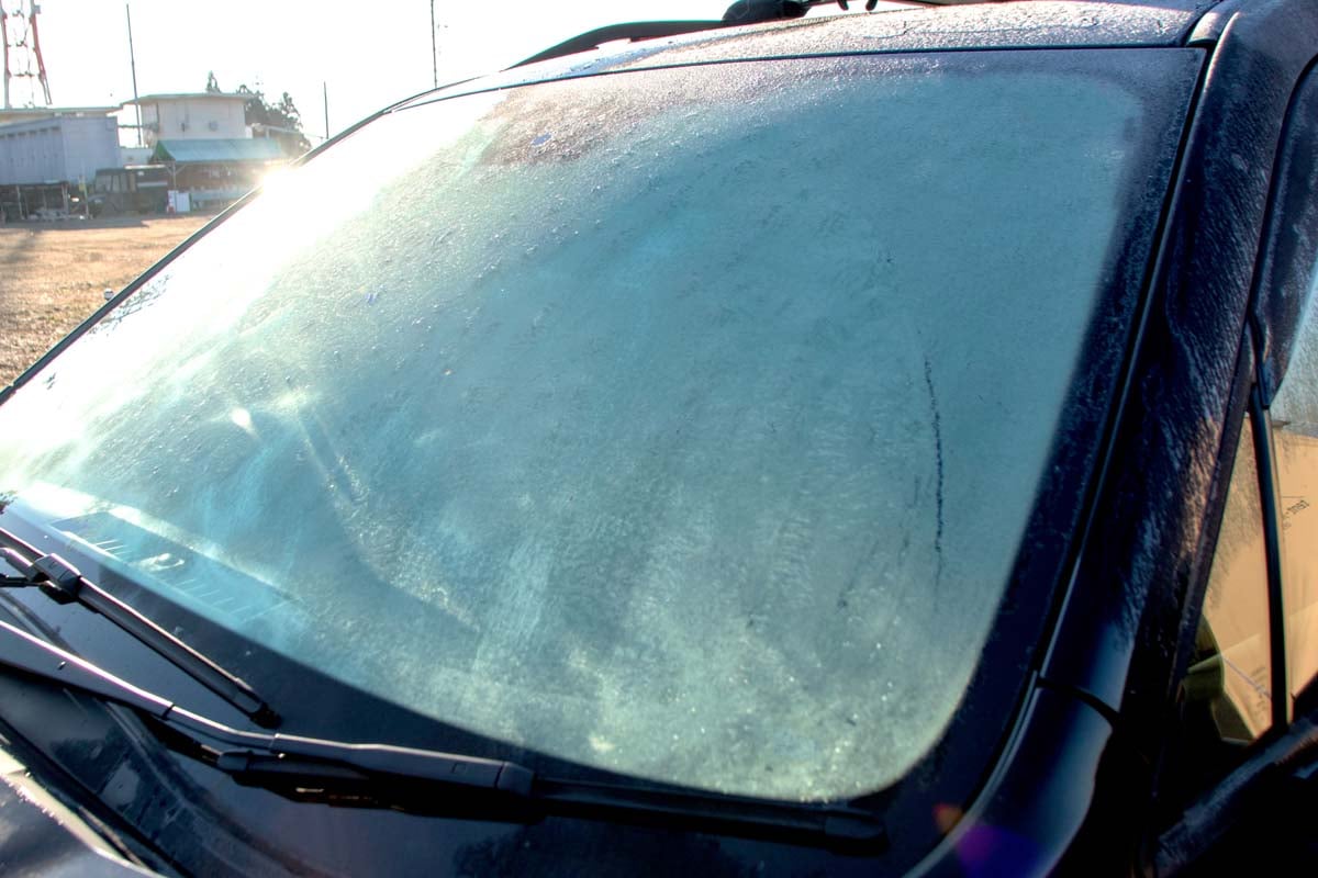 自動車のフロントウインドウにある「黒い縁取り部分」の役割とは（画像：写真AC）