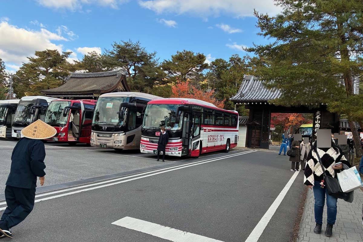 多くの観光バスが並ぶ南禅寺前駐車場（画像：高田泰）
