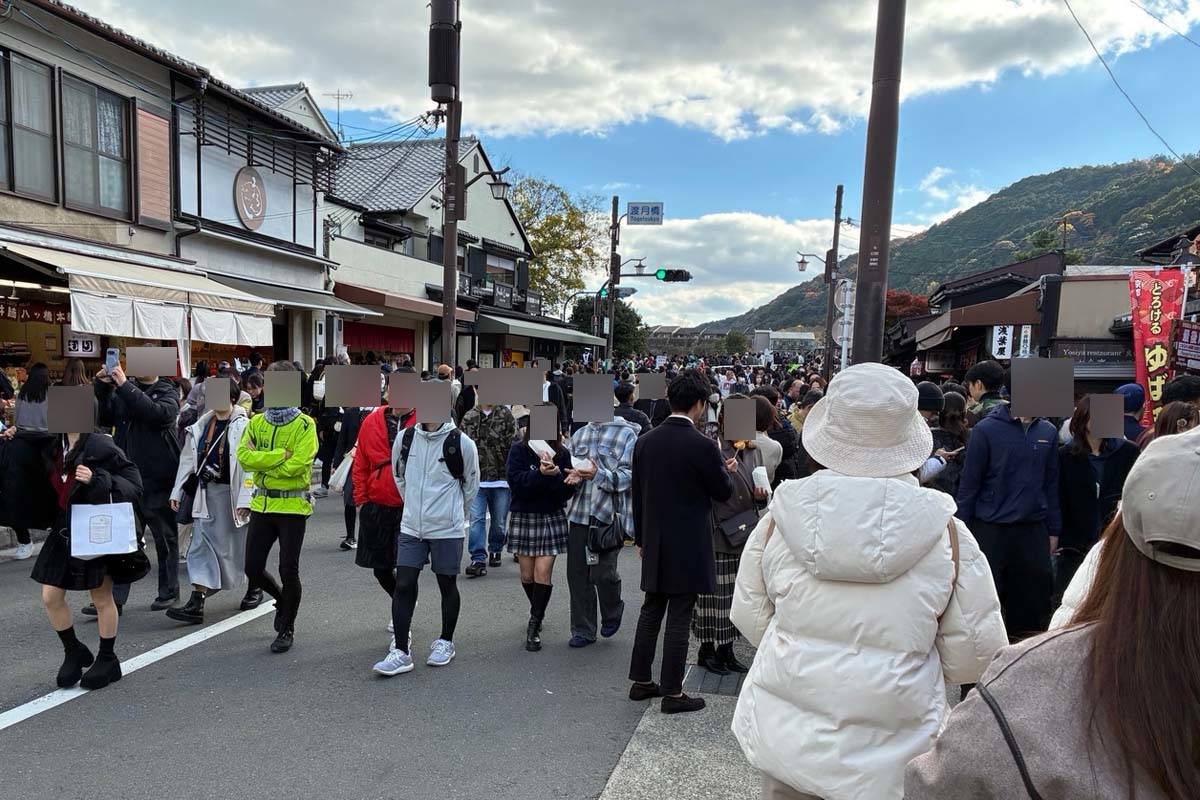 歩行者天国となった嵐山で道路を埋めた観光客（画像：高田泰）