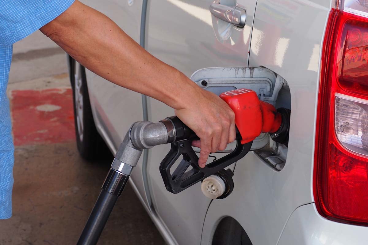 セルフ給油をおこなう男性（画像：写真AC）