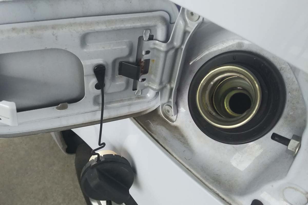 キャップ付きの給油口は今後なくなってしまうのか？（画像：写真AC）