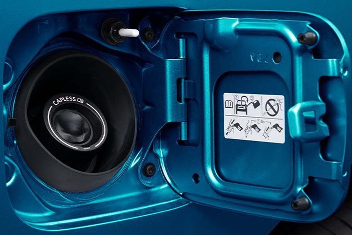 近年の一部のクルマで採用が進んでいる「キャップレス給油口」（画像：日産自動車）