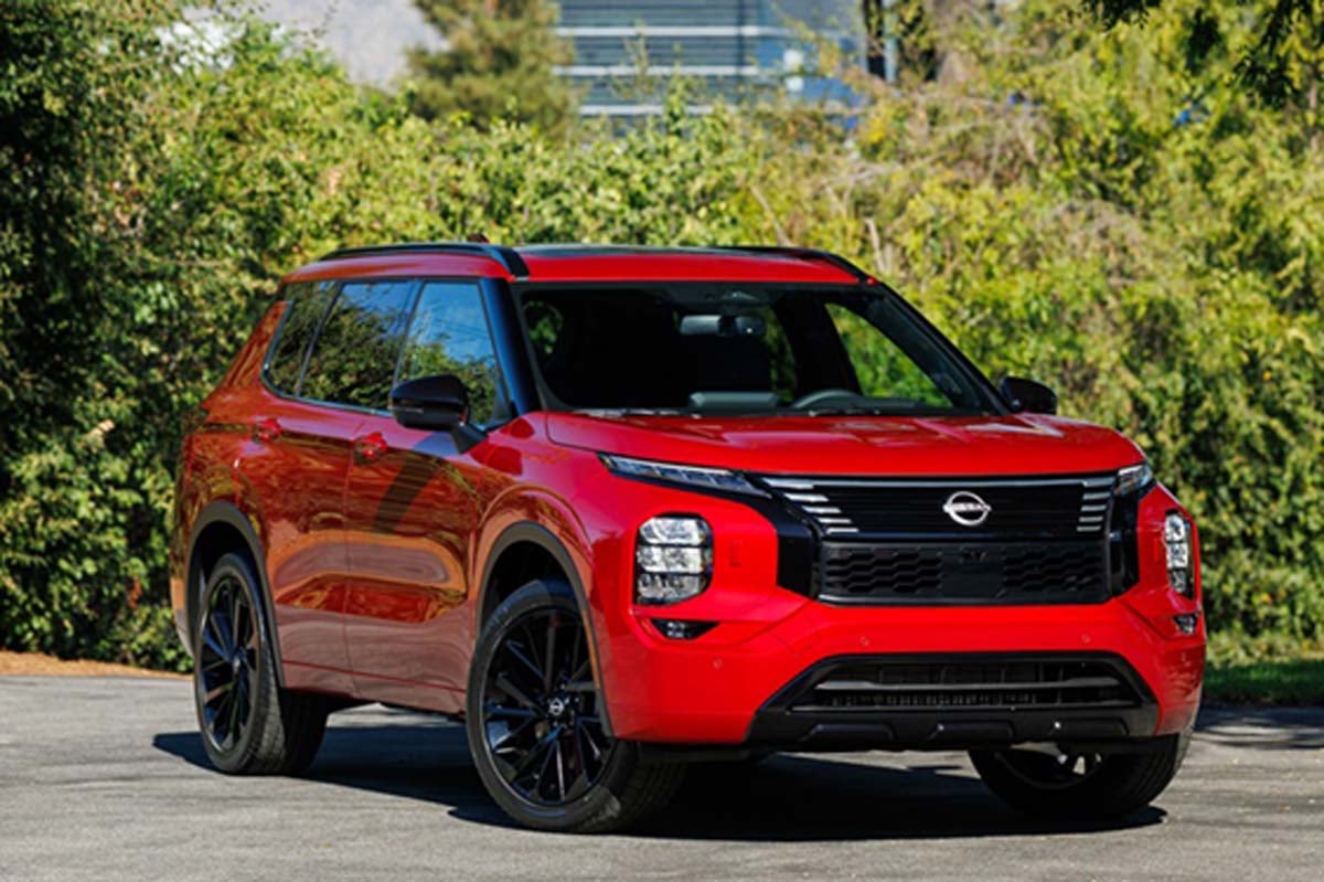 北米で販売される日産「ローグPHEV」（ローグはエクストレイルの北米名）。三菱アウトランダーPHEVのOEM販売だ（画像：日産自動車）