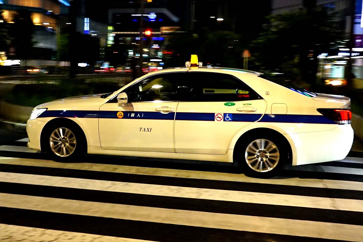 夜の街を走るタクシー（画像：写真AC）
