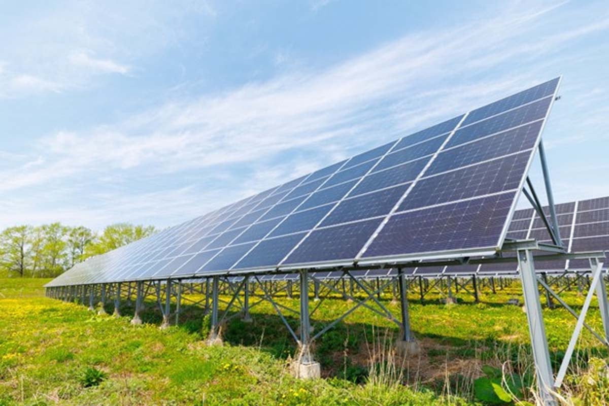 太陽光パネル。いまや世界シェアの多くは中国メーカーが占める（画像：写真AC）