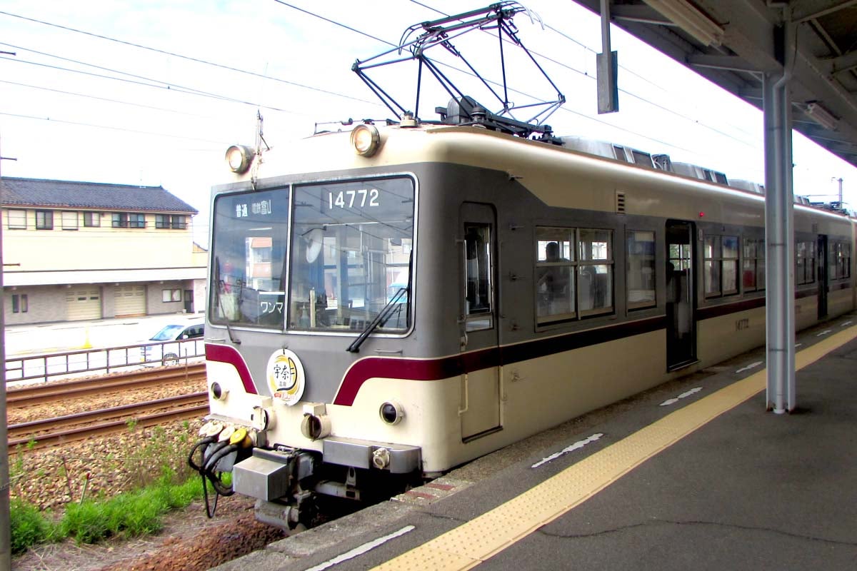 富山地方鉄道本線・中滑川駅で出発を待つ普通列車（画像：菅原康晴）