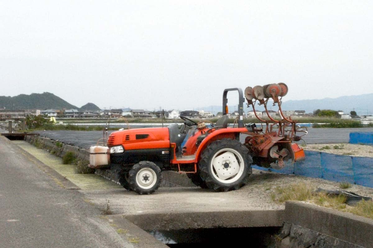 公道に出ようとしているトラクター（画像：写真AC）