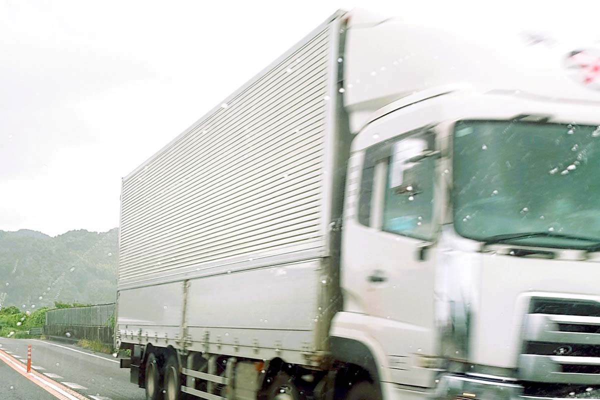 物流トラック（画像：写真AC）