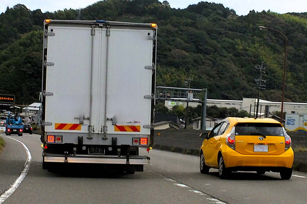 物流トラック（画像：写真AC）