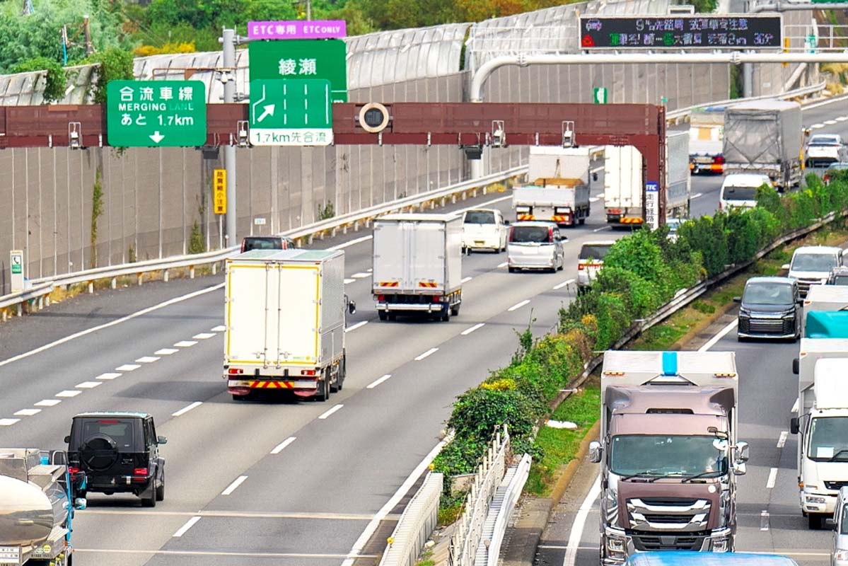 物流トラック（画像：写真AC）