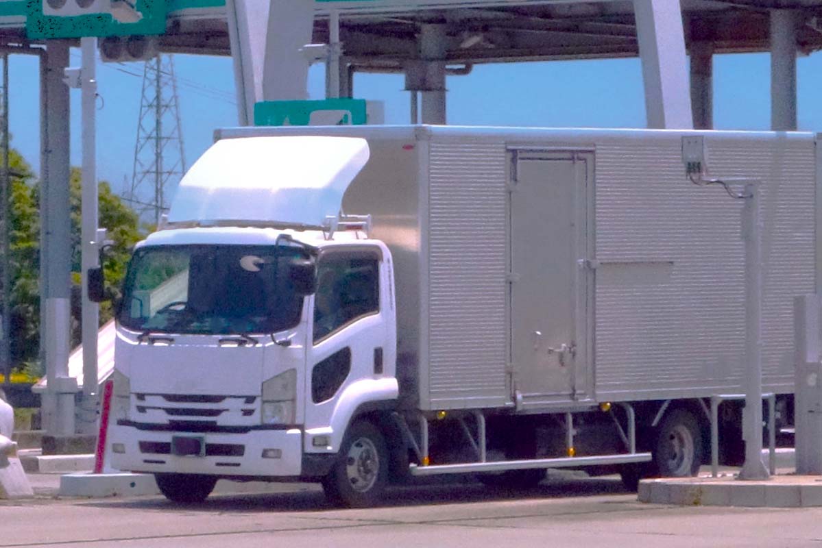 物流トラック（画像：写真AC）