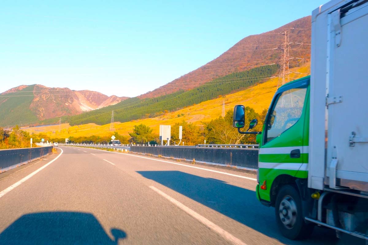 物流トラック（画像：写真AC）