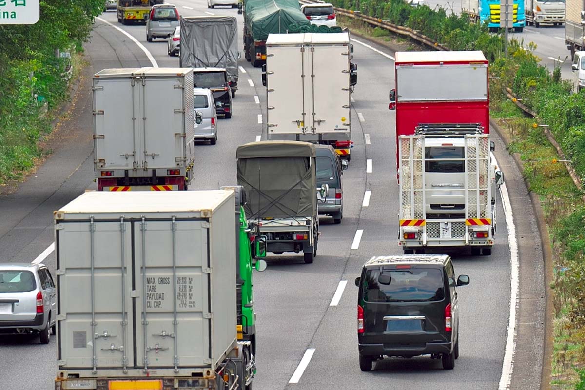 物流トラック（画像：写真AC）