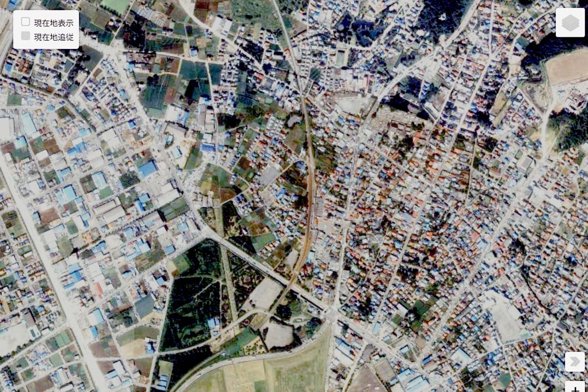 1990年頃の「箱根ヶ崎駅」周辺の航空写真（画像：国土地理院）