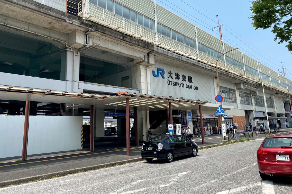 JR湖西線が高架で通る大津市の大津京駅付近（画像：高田泰）