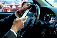 死亡事故率3.7倍──なぜドライバーは「片手運転」の危険性に気づきにくいのか？