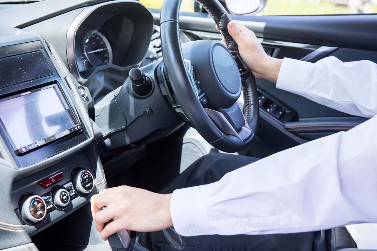 マニュアル車を運転する男性（画像：写真AC）