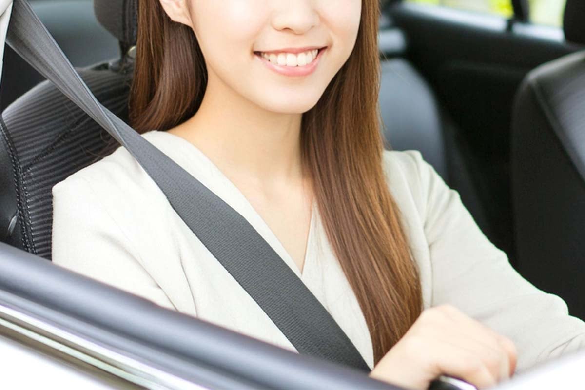 安全にクルマを運転する女性（画像：写真AC）
