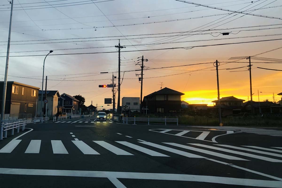 夕暮れの時間帯の横断歩道（画像：写真AC）