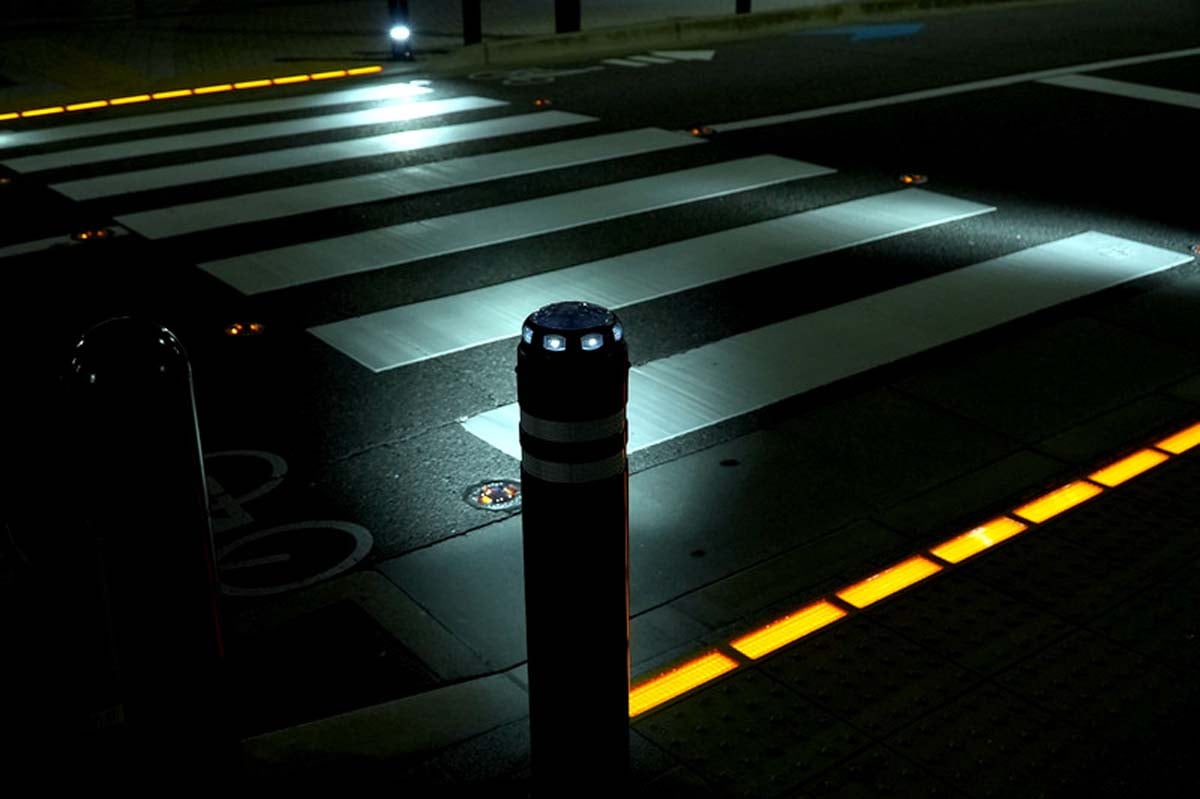 横断歩道を照らす埋込型信号の様子（画像：アトラス埋込型信号機）