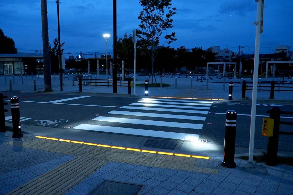 大枝前公園前の横断歩道に設置された埋込型信号（画像：アトラス埋込型信号機）