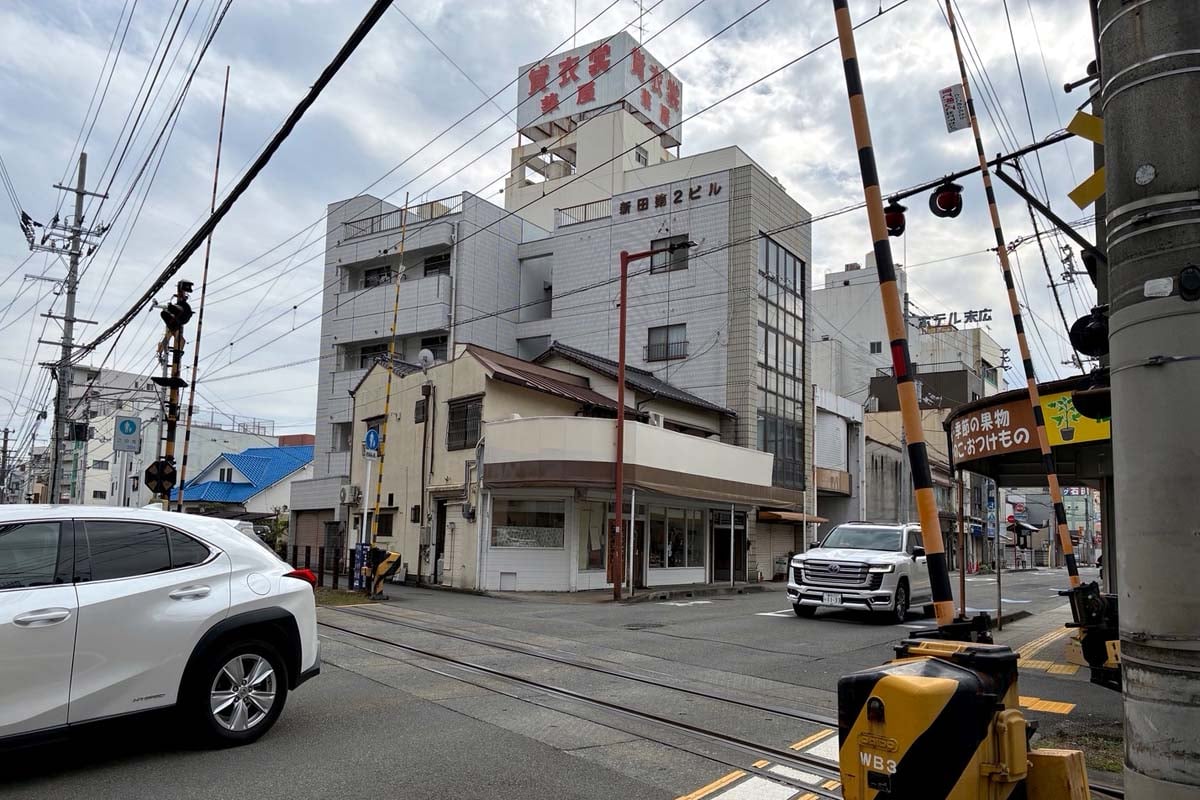 自動運転バスが通過する末広町踏切（画像：高田泰）
