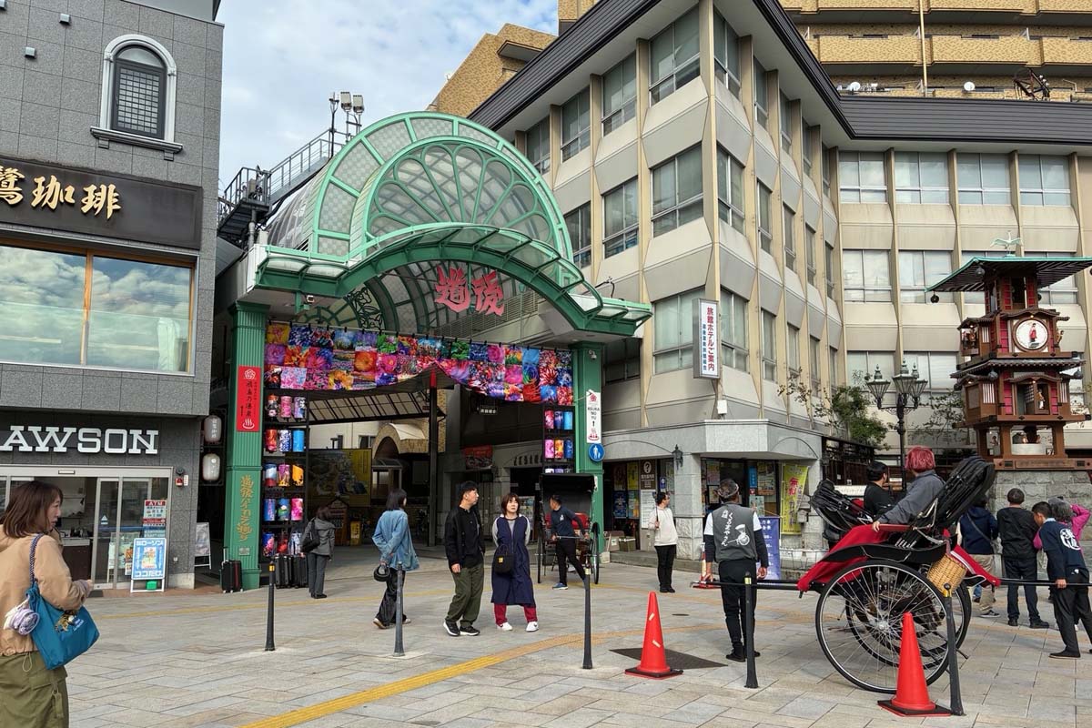 自動運転バスが乗り入れる道後温泉（画像：高田泰）
