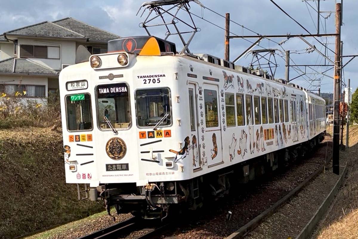 紀の川市貴志川町を走る和歌山電鉄の「たま電車」(画像:高田泰)