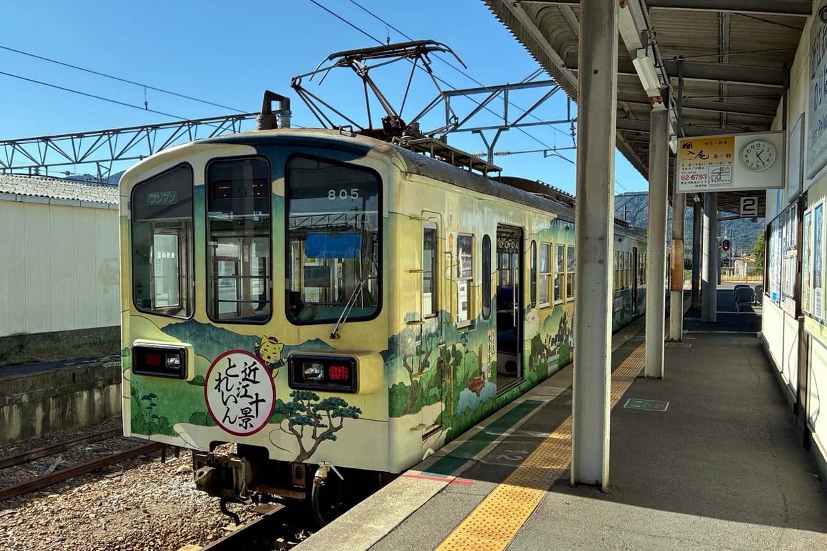 滋賀県甲賀市の貴生川駅で出発を待つ近江鉄道の列車(画像:高田泰)