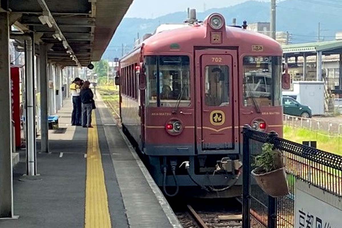 京都府舞鶴市の西舞鶴駅に到着した京都丹後鉄道の車両(画像:高田泰)