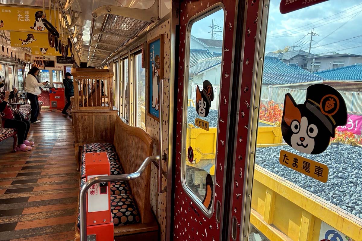 ネコの駅長一色の「たま電車」車内（画像：高田泰）