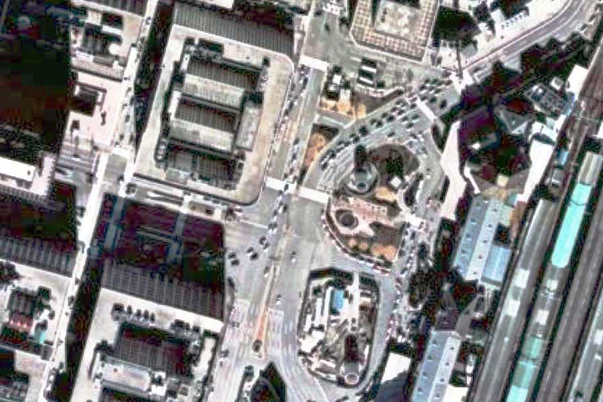 1975年頃の「東京駅丸の内駅前広場」周辺の航空写真（画像：国土地理院）