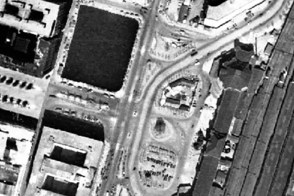 1947年頃の「東京駅丸の内駅前広場」周辺の航空写真（画像：国土地理院）