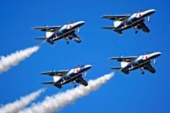 飛行機はなぜ空に「文字」を書けるのか？──高度1万フィート、秒単位で制御される空中表現を考える