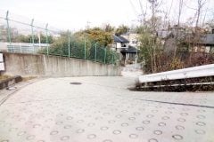 下り坂で「ニュートラル」に入れるべきでない理由──低回転でも燃料消費する「アイドリング維持の罠」とは