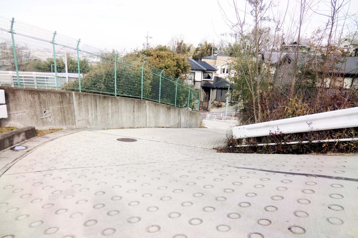 下り坂（画像：写真AC）