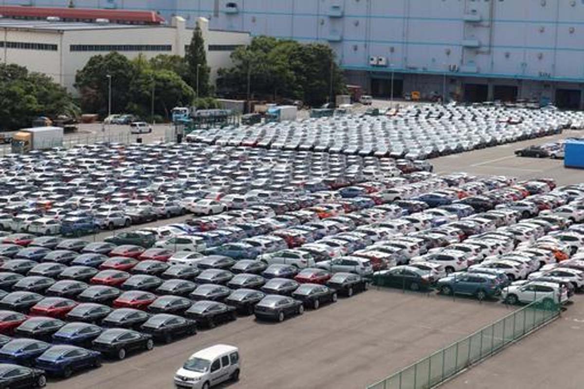 輸出を待つ自動車（画像：写真AC）