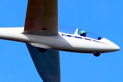 なぜエンジンなしで「数百キロ」も飛べるのか？ 大気と重力を味方にした「省エネ機体」の正体