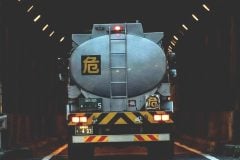 なぜタンクローリーは「禁断のトンネル」へ吸い込まれたのか？――違法通行＆性善説の限界、過密物流が抱える非連続リスクとは