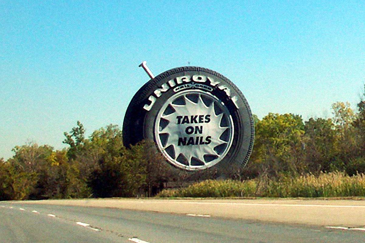 2002年、ミシガン州アレンパークの州間高速道路94号線で、釘が刺さったタイヤ。（画像：MJCdetroit ）