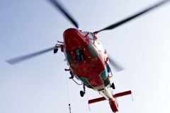 ヘリコプターが巻き起こす「風」はどのくらい強いのか? 「直下」を外れても危険なワケ――地表を這う水平突風とは